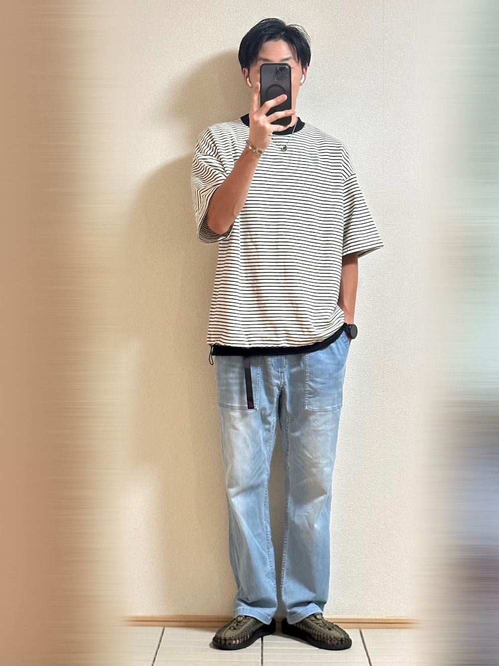 「夏コーデ、休日スタイル、モノトーン、ボーダー、Tシャツ、レイヤードスタイル、デニム、グラミチ、シンプル、サンダル、キーン(KEEN)、ラフ、シルバーアクセサリー、ストリート、ビッグシルエット」｜「KEENのKEEN/キーン UNEEK ユニーク サンダル スニーカー 1023381/1014097/1025169（サンダル、グリーン系）」を使った、Sammyサミーさん（メンズ・177cm）の夏コーディネートの1枚目の写真