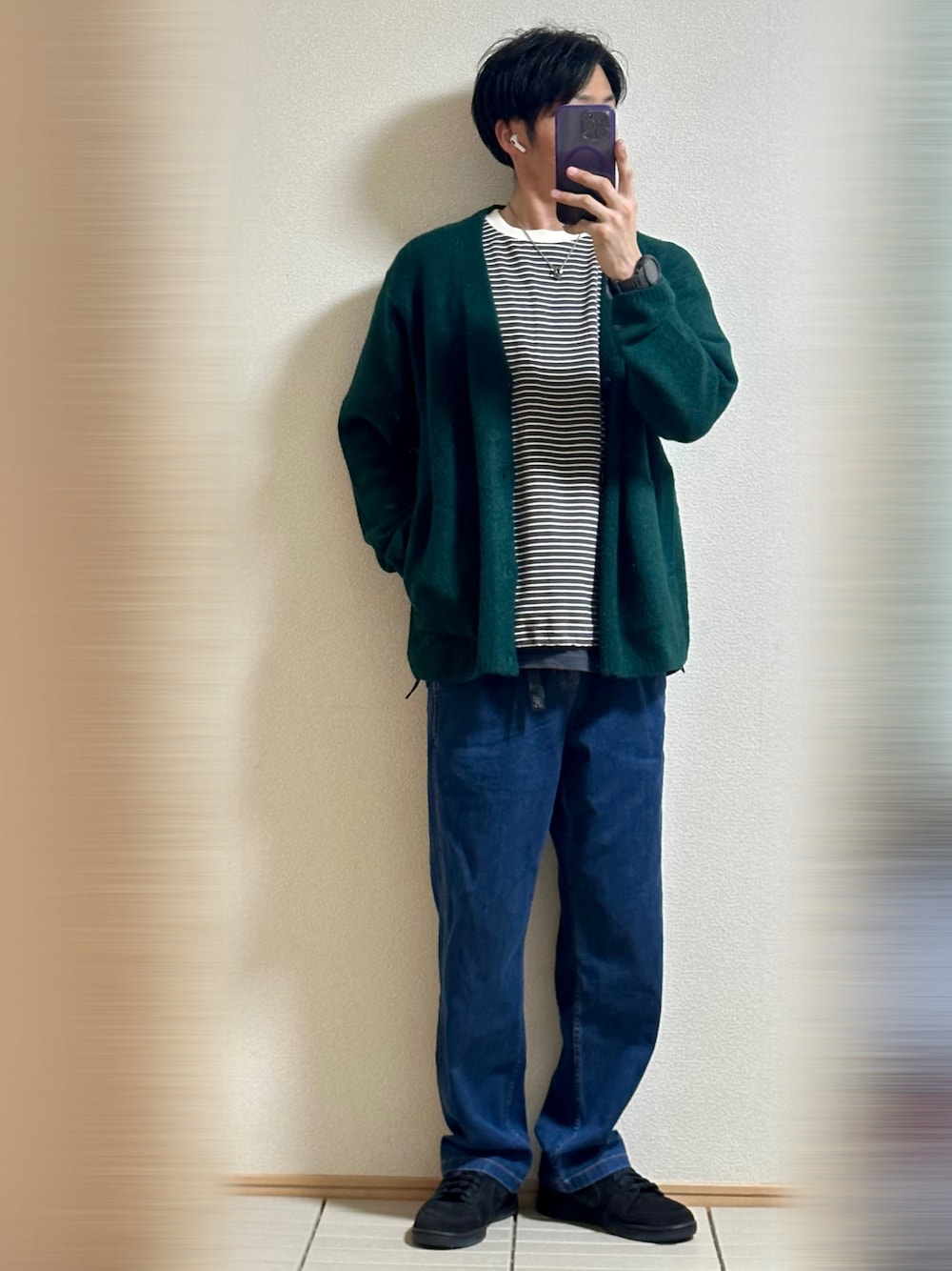 「秋服まるっと大公開、秋コーデ、休日スタイル、大人カジュアル、ストリート、カーディガン、ボーダー、レイヤードスタイル、デニム、パンツスタイル、グラミチ、スニーカー、NIKE、リラックススタイル、ラフ」｜「NIKEのUNDEFEATED × Nike Dunk Low SP "5 ON IT"（スニーカー、ブラック系）」を使った、Sammyサミーさん（メンズ・177cm）の秋コーディネートの1枚目の写真