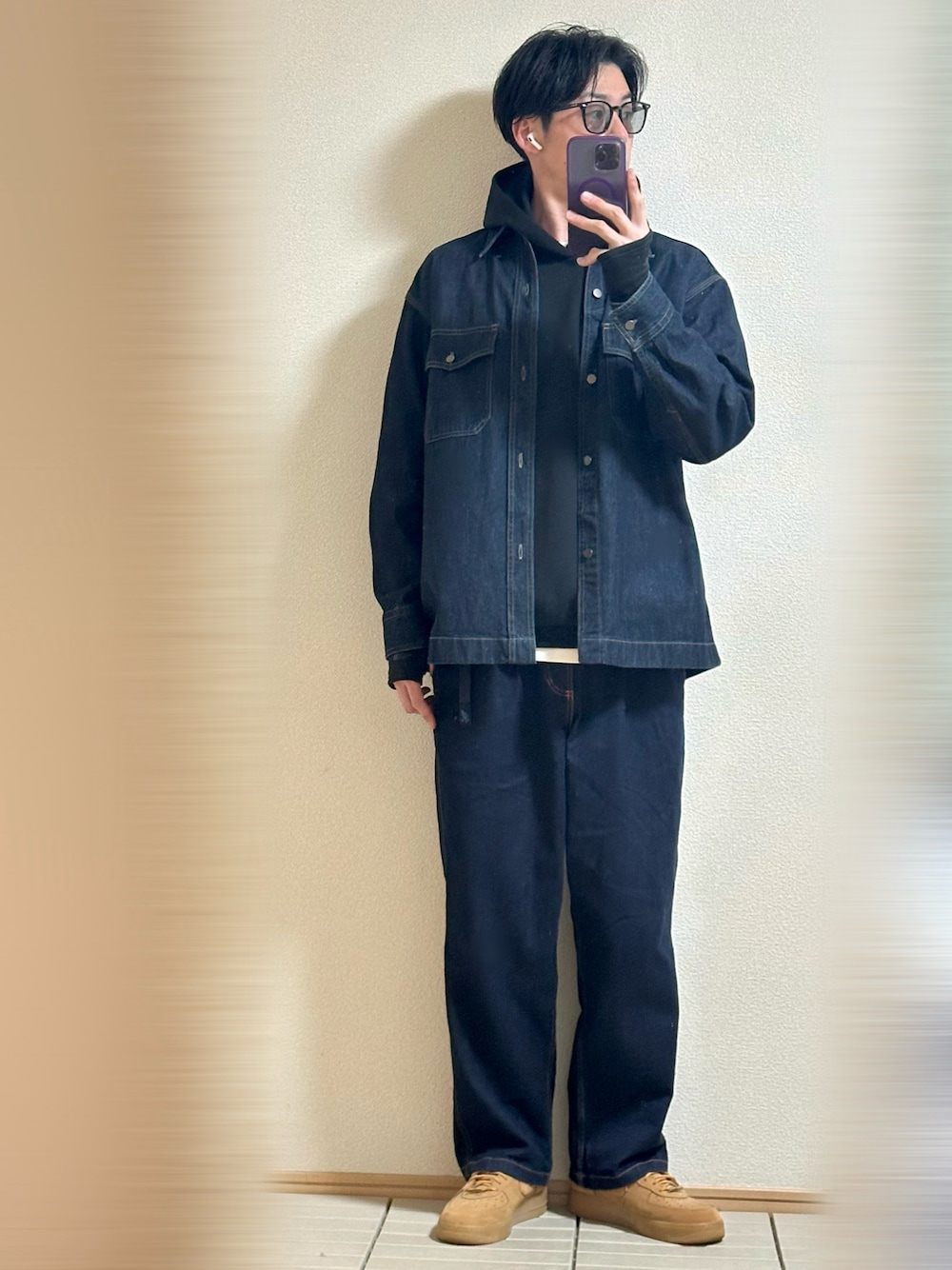 「春コーデ、休日スタイル、ストリート、大人カジュアル、デニム、デニムパンツ、デニムジャケット、サングラス、プチプラ、パーカー、レイヤードスタイル、スニーカー、NIKE、UNIQLO、着回しコーデ」｜「GramicciのGRAMICCI x B:MING by BEAMS / 別注 ルーズ テーパード デニム パンツ 24S（デニムパンツ、ブルー系）」を使った、Sammyサミーさん（メンズ・177cm）の春コーディネートの1枚目の写真