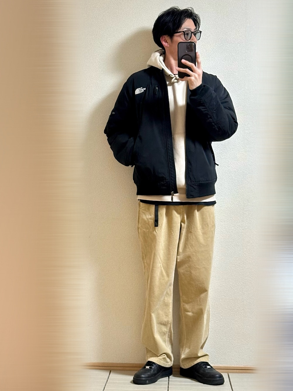 「休日スタイル、休日コーデ、冬コーデ、大人コーデ、ストリート、冬アウター、MA-1、THE NORTH FACE、パーカー、レイヤードスタイル、コーデュロイ、コーデュロイパンツ、GRAMICCI、スニーカー、NIKE」｜「NIKEのSupreme × Nike Air Force 1 Low "Black" サイズ28（スニーカー、ブラック系）」を使った、Sammyサミーさん（メンズ・177cm）の冬コーディネートの1枚目の写真
