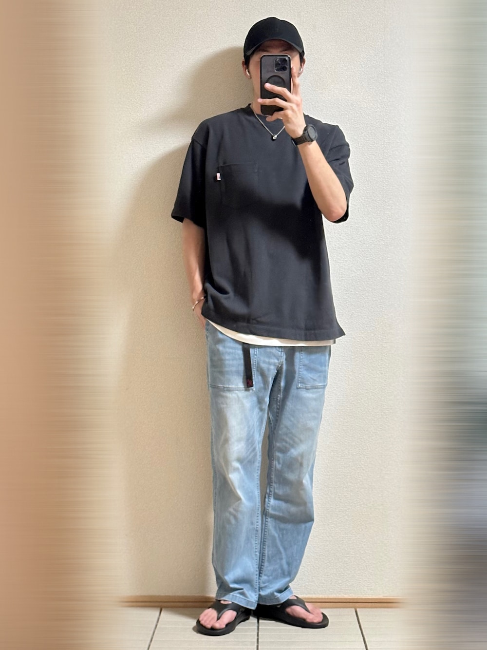「デニム、Tシャツ×デニム、グラミチ、休日スタイル、ラフコーデ、このスタイルがお気に入り、初夏コーデ、夏コーデ、モノトーン、キャップ、THE NORTH FACE、Tシャツ、レイヤードスタイル、サンダル、シンプル」｜「OOFOSの＜OOFOS＞ OOriginal/リカバリーサンダル（サンダル、ブラック系）」を使った、Sammyサミーさん（メンズ・177cm）の夏コーディネートの1枚目の写真