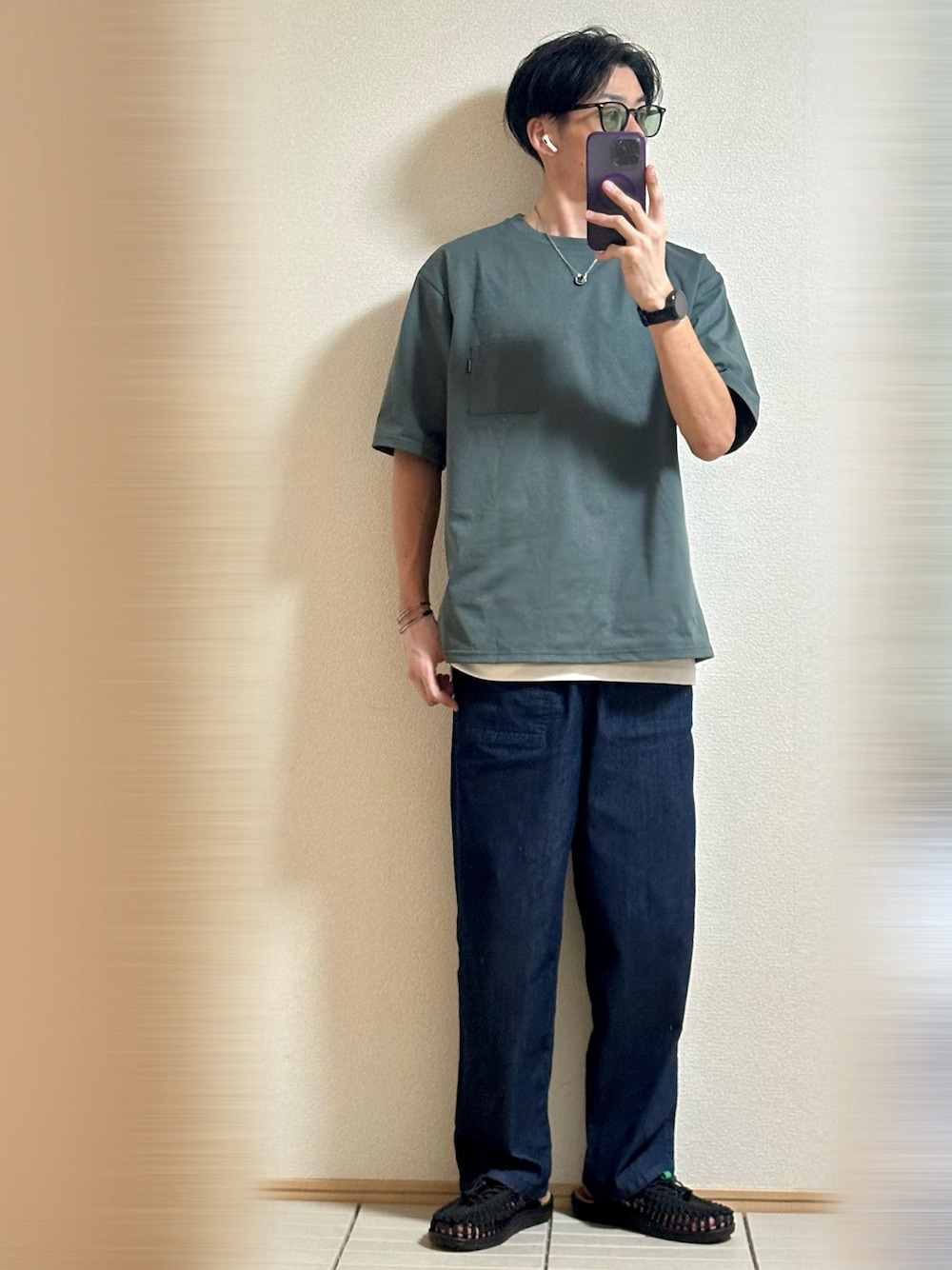 「休日スタイル、夏コーデ、韓国ファッション、シンプルコーデ、サングラス、Tシャツ、夏だ！Tシャツ着よう！、THE NORTH FACE、デニム、デニムパンツ、サンダル、お出かけコーデ、アウトドアスタイル、リラックススタイル、シンプル」｜「KEENのKEEN UNEEK II CONVERTIBLE / キーン ユニーク ツー コンバーチブル（サンダル、ブラック系）」を使った、Sammyサミーさん（メンズ・177cm）の夏コーディネートの1枚目の写真