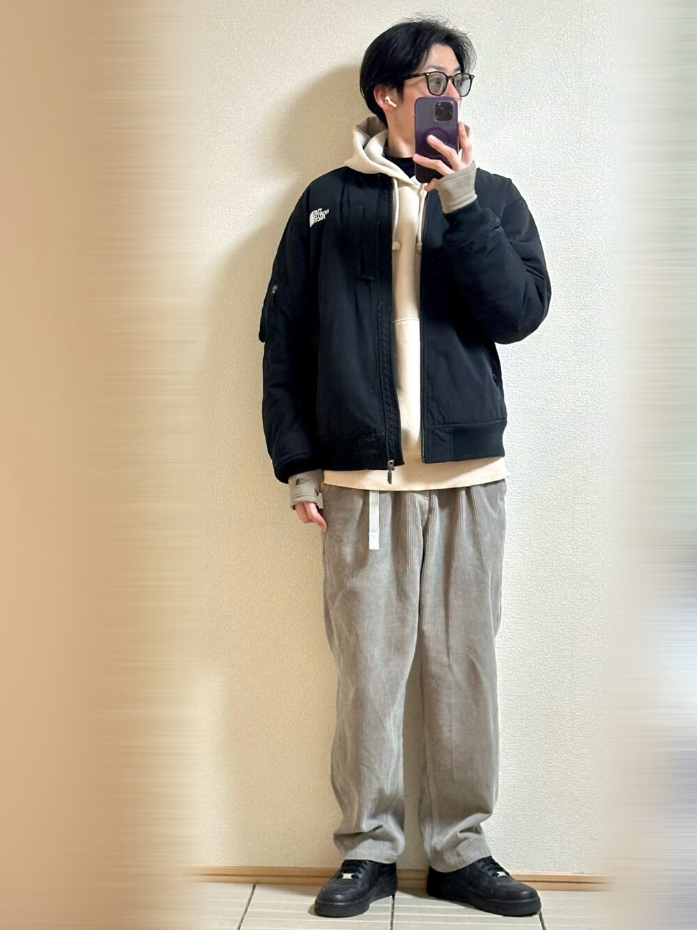 「今日のコーデ、休日スタイル、冬コーデ、春コーデ、モノトーン、ストリート、大人カジュアル、サングラス、MA-1、THE NORTH FACE、パーカー、レイヤードスタイル、コーデュロイパンツ、スニーカー、NIKE」｜「NIKEのSupreme × Nike Air Force 1 Low "Black" サイズ28（スニーカー、ブラック系）」を使った、Sammyサミーさん（メンズ・177cm）の春コーディネートの1枚目の写真