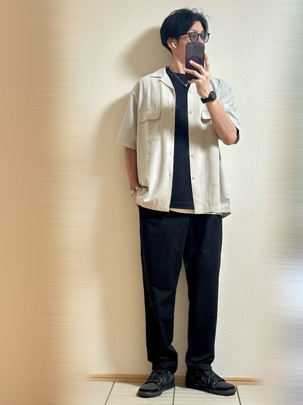 「休日スタイル、夏コーデ、初夏コーデ、大人カジュアル、サングラス、シャツスタイル、シンプル、Tシャツ、レイヤードスタイル、モノトーン、ブラックコーデ、スラックス、スニーカー、NIKE、リラックススタイル」｜「NIKEのTravis Scott × Nike Air Jordan 1 Low OG "Black Phantom"（スニーカー、ブラック系）」を使った、Sammyサミーさん（メンズ・177cm）の夏コーディネートの1枚目の写真