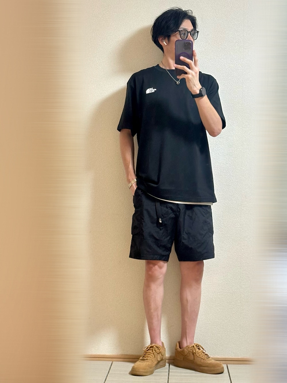 「休日スタイル、夏コーデ、ブラックコーデ、Tシャツ、THE NORTH FACE、レイヤードスタイル、夏だ！Tシャツ着よう！、ストリート、サングラス、大人カジュアル、ハーフパンツ、ショートパンツ、スニーカー、NIKE、シルバーアクセサリー」｜「NIKEのSupreme × Nike Air Force 1 Low "Flax/Wheat"28（スニーカー、ベージュ系）」を使った、Sammyサミーさん（メンズ・177cm）の夏コーディネートの1枚目の写真