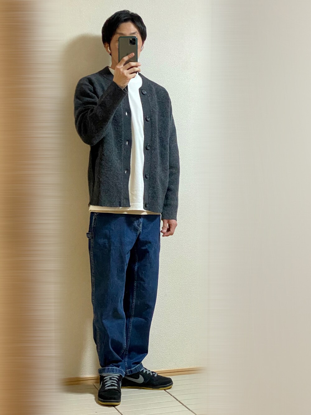「カーディガン、シンプルコーデ、オトナカジュアル、リラックススタイル、デニムパンツ、ワークパンツ、スニーカー、UNIQLO U、UNIQLO、NIKE、レイヤードスタイル、モックネック」｜「NIKE SBのNike SB Dunk Low "Fog" 28（スニーカー、ブラック系）」を使った、Sammyサミーさん（メンズ・177cm）の秋コーディネートの1枚目の写真