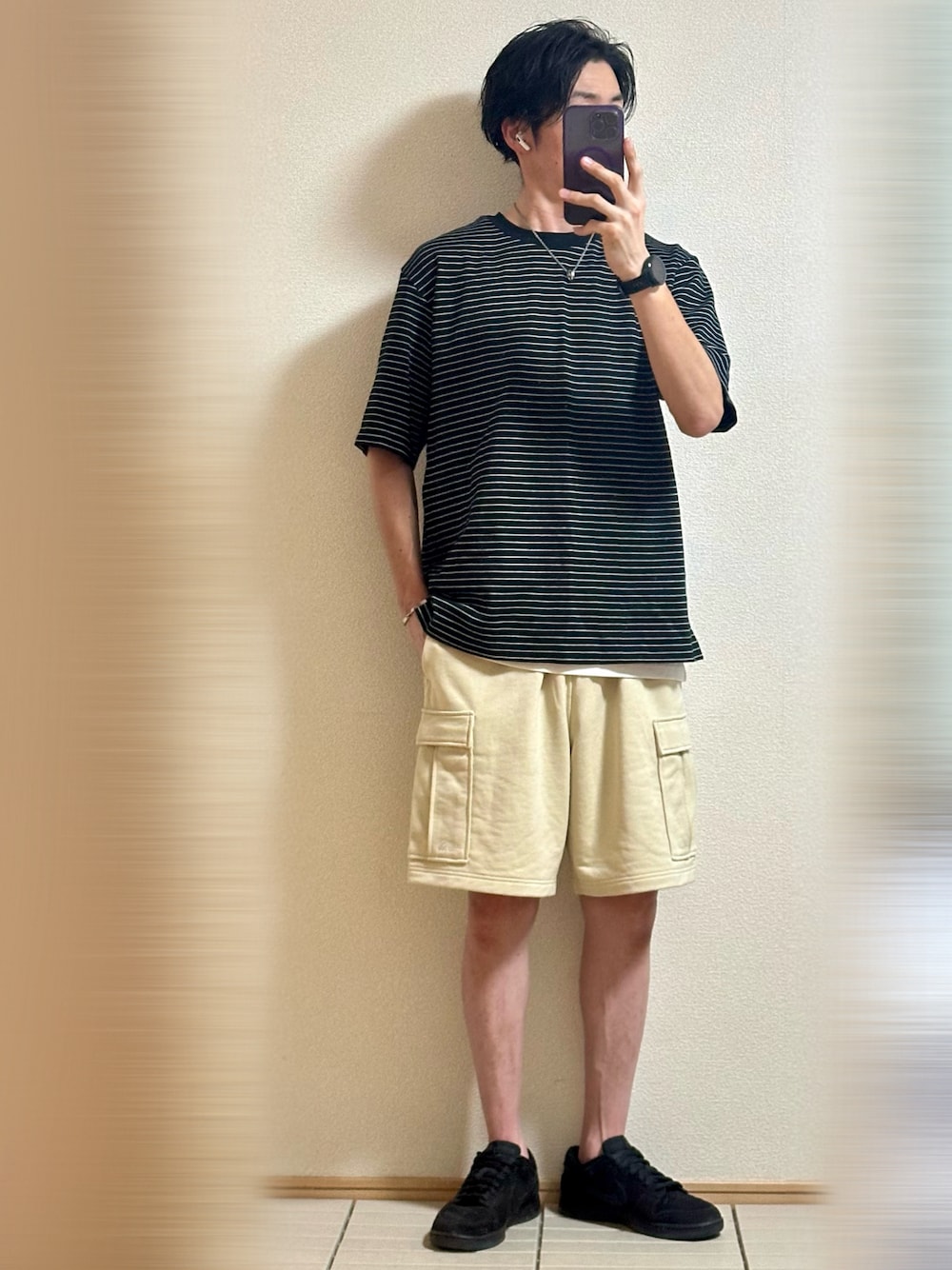 カーゴパンツ（ベージュ系）を使った「ハーフパンツ」のメンズ