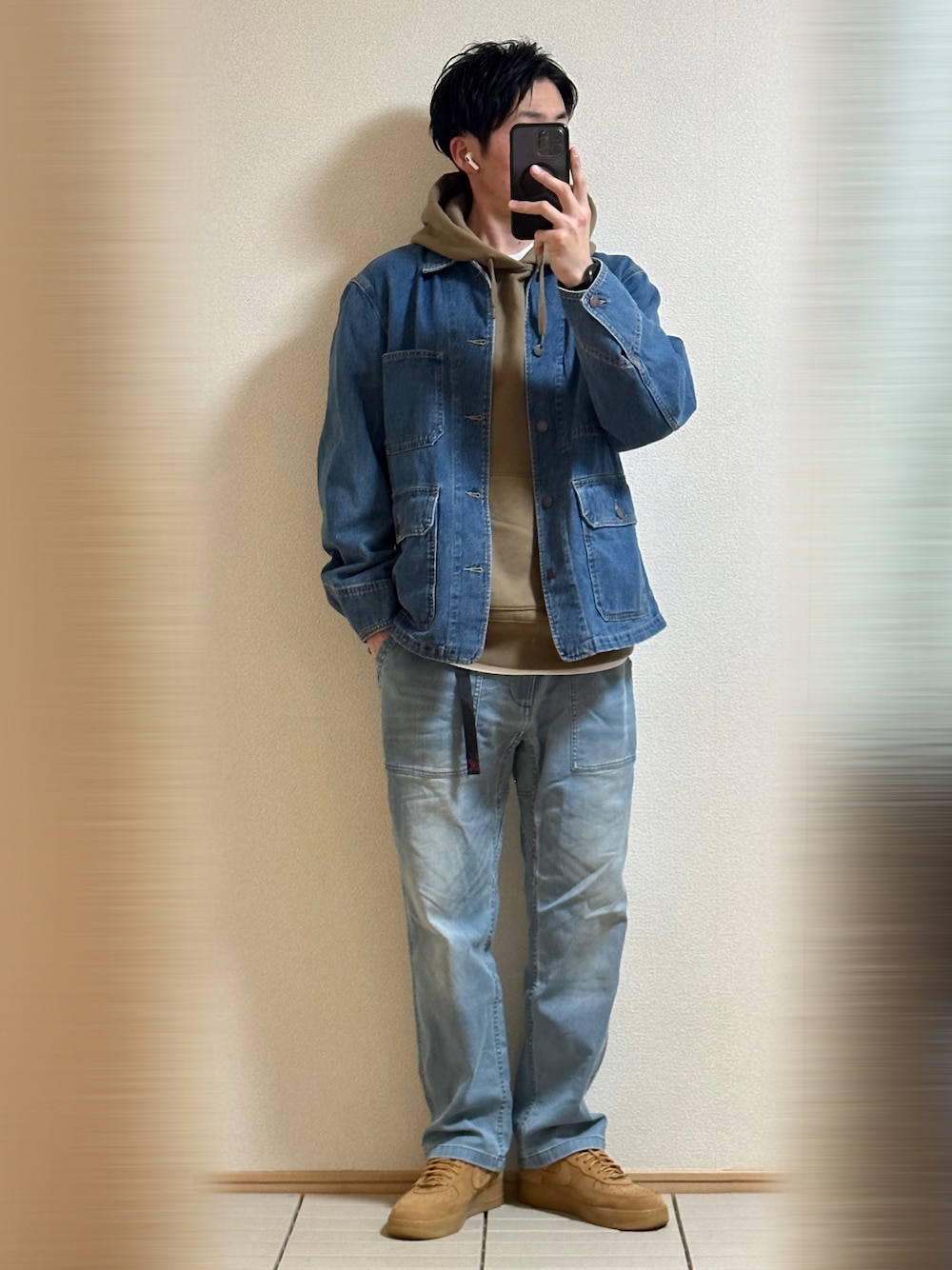 「淡色コーデ、春服デビュー宣言、春コーデ、休日スタイル、リラックススタイル、デニムオンデニム、デニムジャケット、デニム、グラミチ、パーカー、レイヤードスタイル、スニーカー、NIKE、エアフォースワン、着回しコーデ」｜「NIKEのSupreme × Nike Air Force 1 Low "Flax/Wheat"28（スニーカー、ベージュ系）」を使った、Sammyサミーさん（メンズ・177cm）の春コーディネートの1枚目の写真