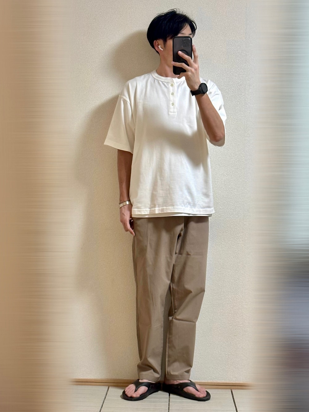 「みんなの白Tフェス、夏コーデ、シンプル、Tシャツ、白Tシャツ、ヘンリーネック、ラフコーデ、レイヤードスタイル、シルバーアクセサリー、バングル、休日スタイル、サンダル、スポーツサンダル、パンツスタイル、大人カジュアル」｜「OOFOSの＜OOFOS＞ OOriginal/リカバリーサンダル（サンダル、ブラック系）」を使った、Sammyサミーさん（メンズ・177cm）の夏コーディネートの1枚目の写真