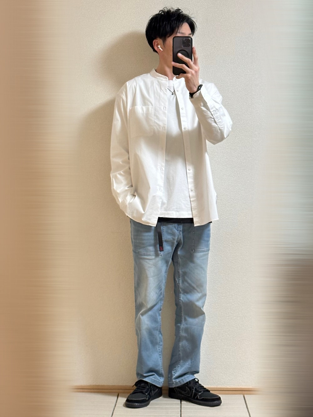 「春コーデ、休日スタイル、シンプル、シャツスタイル、韓国ファッション、デニム、グラミチ、ストリートMIX、オーバーサイズ、白Tシャツ、白シャツ、レイヤードスタイル、スニーカー、NIKE、UNIQLO」｜「NIKEのTravis Scott × Nike Air Jordan 1 Low OG "Black Phantom"（スニーカー、ブラック系）」を使った、Sammyサミーさん（メンズ・177cm）の春コーディネートの1枚目の写真
