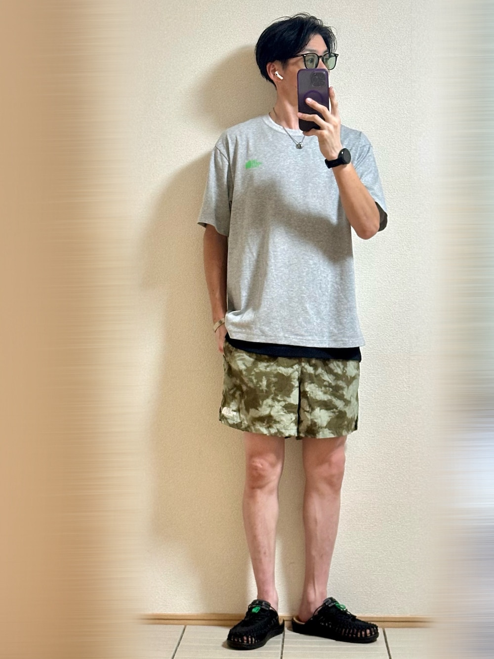 「休日スタイル、夏コーデ、アウトドアスタイル、お出かけコーデ、サングラス、真夏のアクティブスタイル、フェススタイル、THE NORTH FACE、Tシャツ、夏だ！Tシャツ着よう！、レイヤードスタイル、ショートパンツ、カモフラ、シルバーアクセサリー、サンダル」｜「KEENのKEEN UNEEK II CONVERTIBLE / キーン ユニーク ツー コンバーチブル（サンダル、ブラック系）」を使った、Sammyサミーさん（メンズ・177cm）の夏コーディネートの1枚目の写真