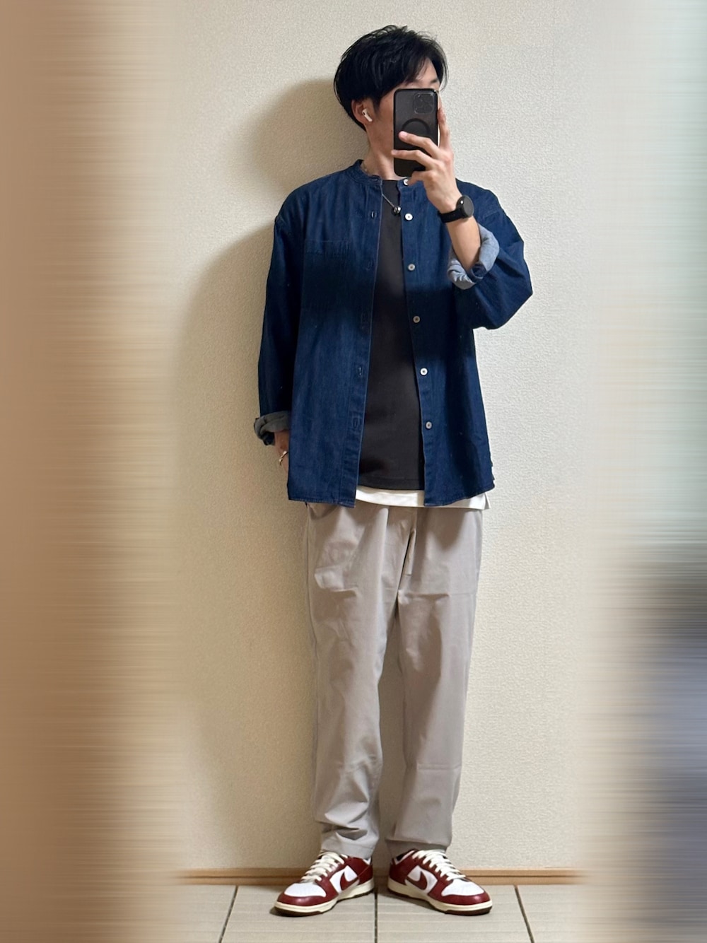 レッド系のスニーカー、ベージュ系のスラックス、ブルー系のシャツ/ブラウスを着用したメンズの夏コーディネートの1枚目の写真