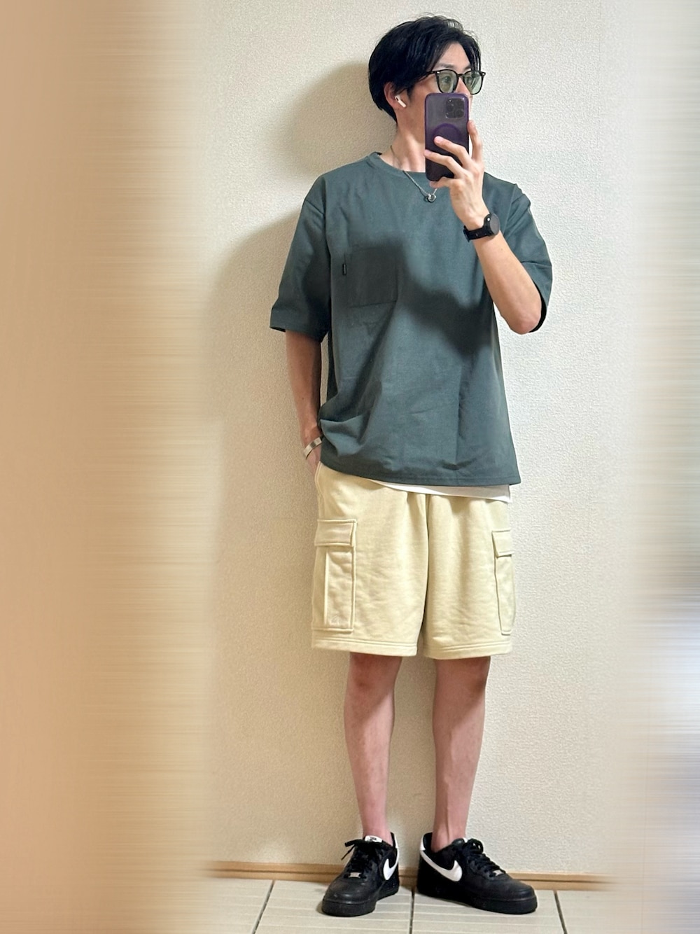 「休日スタイル、スポーツミックス、THE NORTH FACE、夏コーデ、さらっと晴れやかスナップ、Tシャツ、レイヤードスタイル、ストリート、ハーフパンツ、カーゴパンツ、スニーカー、NIKE、リラックススタイル、サングラス、シルバーアクセサリー」｜「NIKEのNike Air Force 1 Low Retro QS "Black and White" (2024)（スニーカー、ブラック系）」を使った、Sammyサミーさん（メンズ・177cm）の夏コーディネートの1枚目の写真