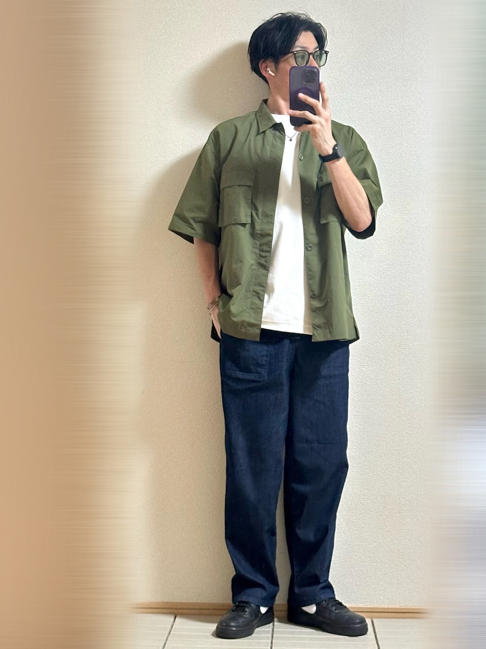 「休日スタイル、夏コーデ、シンプルコーデ、シャツスタイル、シャツ好き集まれ、ストリート、Tシャツ、レイヤードスタイル、サングラス、シルバーアクセサリー、プチプラ、デニム、デニムパンツ、スニーカー、NIKE」｜「NIKEのNike Air Force 1 Low Retro QS "Black and White" (2024)（スニーカー、ブラック系）」を使った、Sammyサミーさん（メンズ・177cm）の夏コーディネートの1枚目の写真