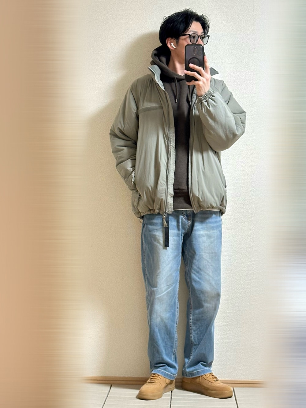 「休日スタイル、お出かけコーデ、ストリート、冬コーデ、冬アウター、パーカー、レイヤードスタイル、サングラス、デニム、デニムパンツ、GRAMICCI、スニーカー、NIKE、シンプルコーデ、着回しコーデ」｜「FREAK'S STOREのLEVEL7 HIGH LOFT JACKET  PRIMALOFT/プリマロフト ジャケット/レベル７/中綿（ブルゾン、グリーン系）」を使った、Sammyサミーさん（メンズ・177cm）の冬コーディネートの1枚目の写真