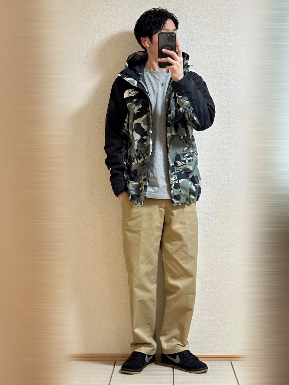 「春コーデ、休日スタイル、肌寒い、ミリタリー、春アウター、ストリートMIX、マウンテンパーカー、THE NORTH FACE、カモフラ、チノパン、スニーカー、NIKE、シルバーアクセサリー、ロンT、ラフ」｜「NIKE SBのNike SB Dunk Low "Fog" 28（スニーカー、ブラック系）」を使った、Sammyサミーさん（メンズ・177cm）の春コーディネートの1枚目の写真