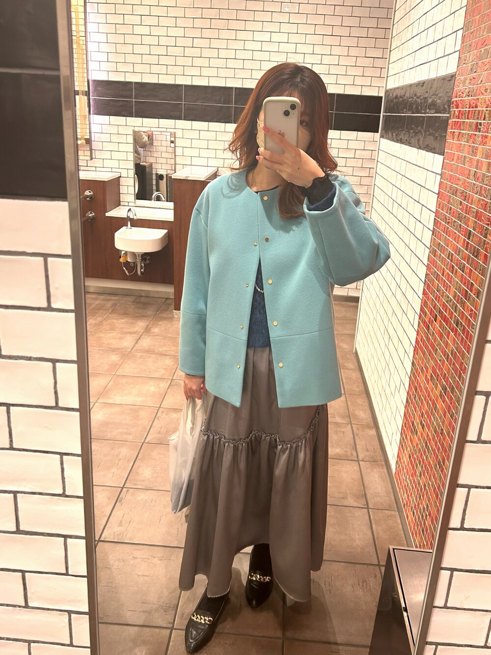 「休日コーデ、楽チンコーデ、ノーカラーコート、ショートコート、ブルー、シルバー、差し色、オトナ女子、スカートコーデ、BEATY&YOUTH UNITED ARROWS、LADY LUCK LUCA、ニット」｜「BEAUTY&YOUTH UNITED ARROWSのアイテム（ノーカラーコート、ブルー系）」を使った、taaa♡さん（レディース・160cm）の冬コーディネートの1枚目の写真