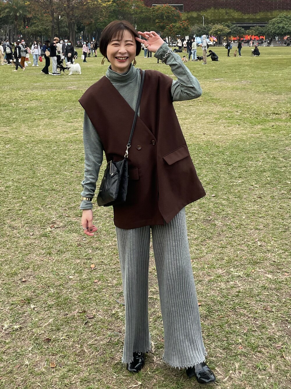 「ootd、ボーダートップス、ニットパンツ、ベストコーデ、LOWRYS FARM、Kastane、CPCM、beautiful people」｜「Kastaneの裁ち切りリブニットパンツ（その他パンツ、グレー系）」を使った、ジュリさん（レディース・163cm）の冬コーディネートの1枚目の写真