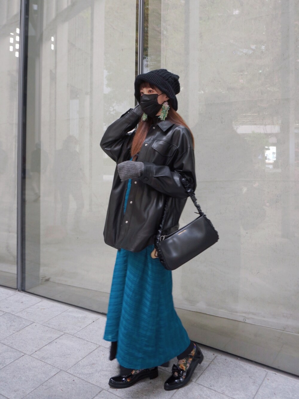 「ootd、KBF、Ray BEAMS、Tokyo bopper、merry jenny、ootdtw、冬コーデ、冬、冬のコーデ、CHARLES＆KEITH、black、Kastane、カスタネ」｜「CHARLES & KEITHのライリーラッフルトリム バッグ / Riley Ruffle-Trim Bag（ハンドバッグ、ブラック系）」を使った、Shih シイ🐰さん（レディース・164cm）の冬コーディネートの1枚目の写真