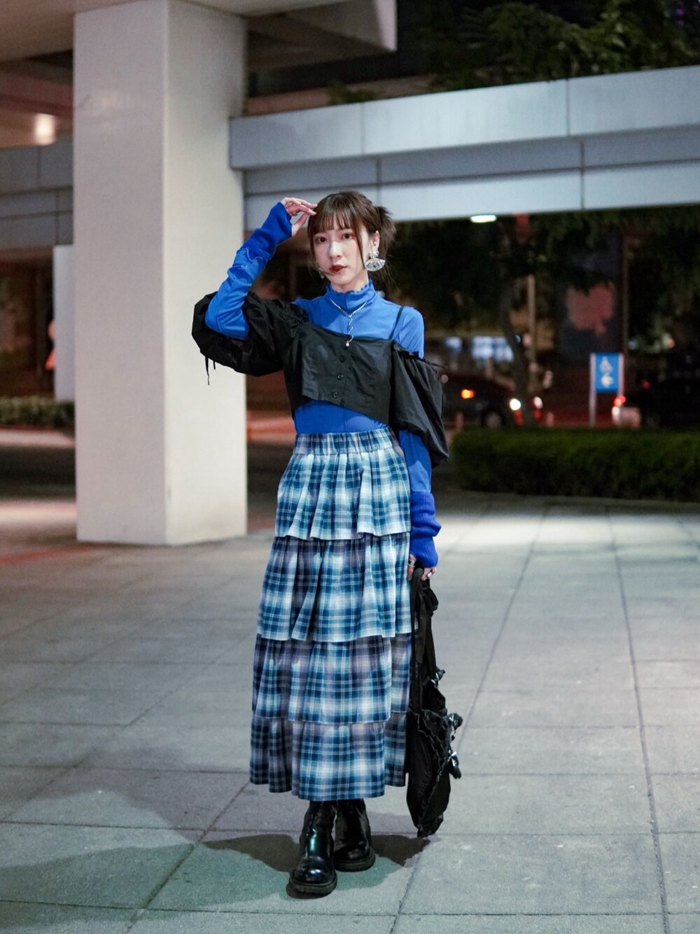 「秋冬コーデ、休日スタイル、WEGO、WEGOコーデ、ootd、outfit、大人コーデ、Ray BEAMS、Taiwan、dappei、blue、青×黒、あおいろ、冬、ootdtw」｜「WEGOのアイテム（トップス、ブルー系）」を使った、Shih シイ🐰さん（レディース・164cm）の冬コーディネートの1枚目の写真