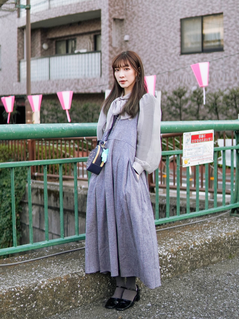 「大人コーデ、春服、miolite、グレー、グレーコーデ、Samantha Thavasa、Ray BEAMS、ootdtw、ootd、dappei、休日スタイル、大人女子、お洒落さんとつながりたい、Taiwan」｜「mioliteのアイテム（ワンピース/ドレス、グレー系）」を使った、Shih シイ🐰さん（レディース・164cm）の春コーディネートの1枚目の写真