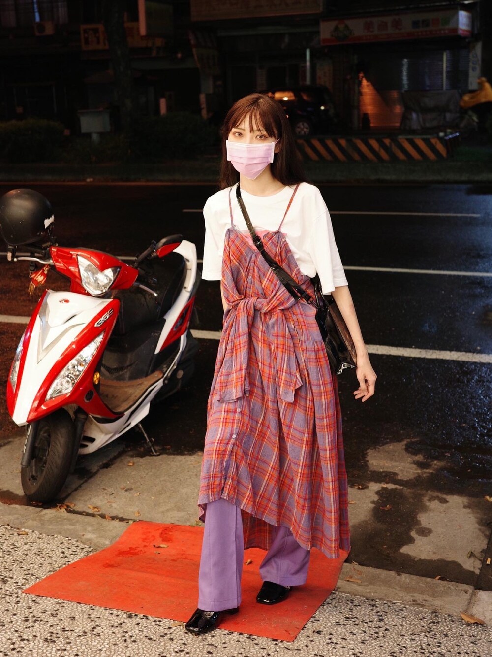 ピンク系のワンピース、ホワイト系のTシャツ/カットソー、パープル系のパンツを着用したレディースの秋コーディネートの1枚目の写真