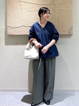 「アイテム（バレエシューズ）」を使った、秋山 里織さん（レディース・158cm）の秋コーディネート