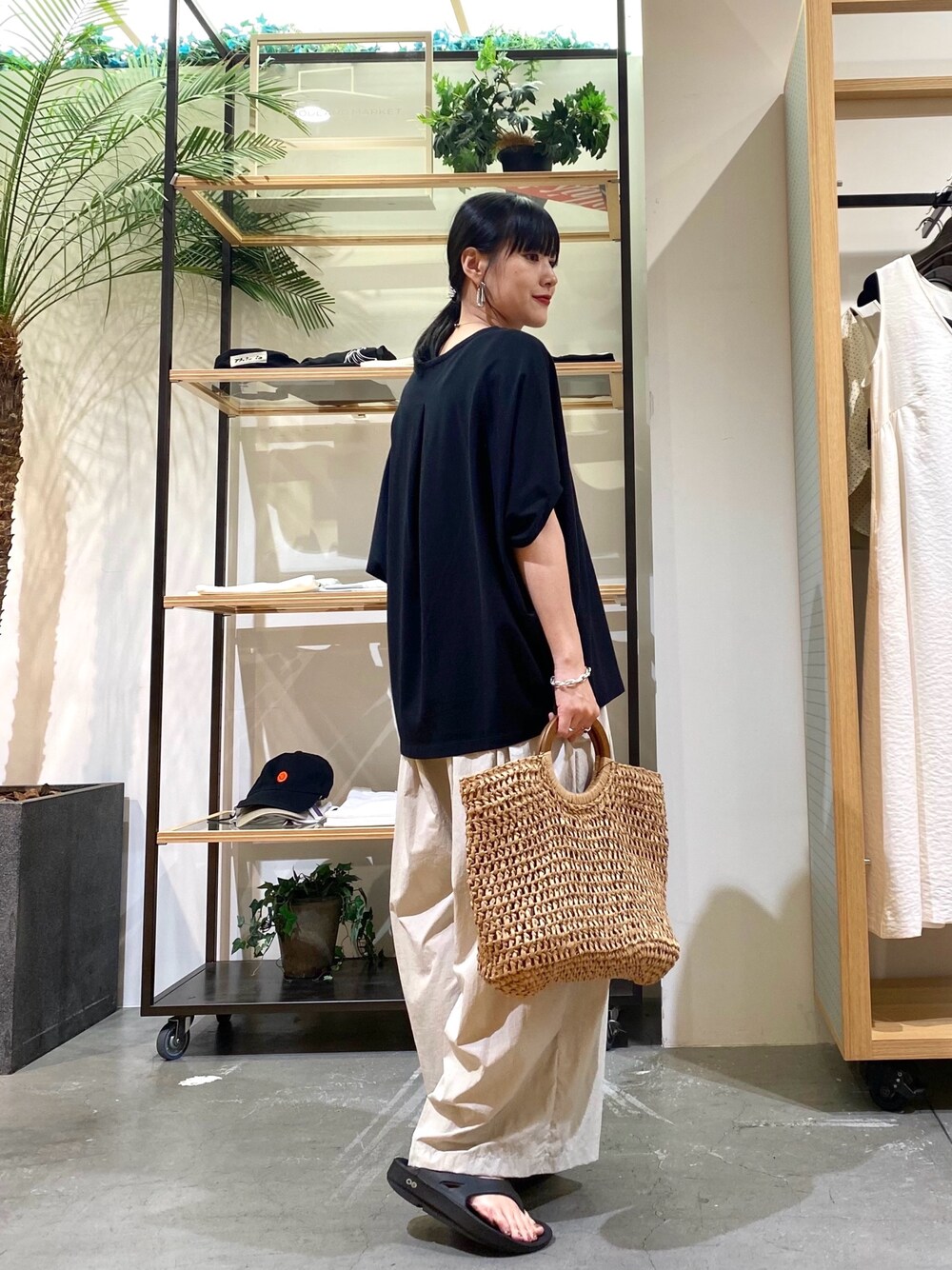 ブラック系のTシャツ/カットソー、グレー系のその他パンツ、ベージュ系のトートバッグを着用したレディースの夏コーディネートの1枚目の写真