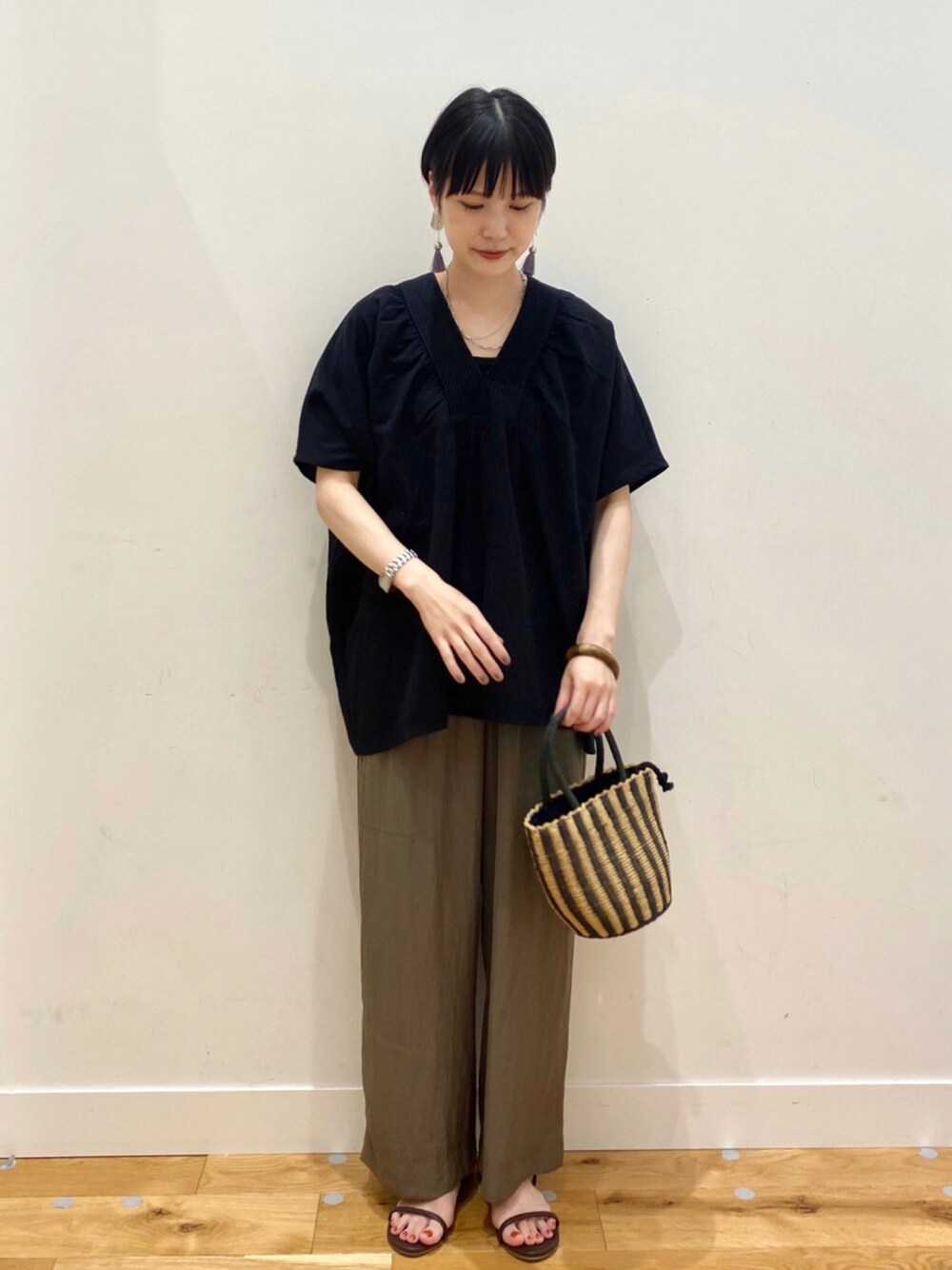 ブラック系のシャツ/ブラウス、ブラック系のタンクトップ、グレー系のその他パンツを着用したレディースの夏コーディネートの1枚目の写真