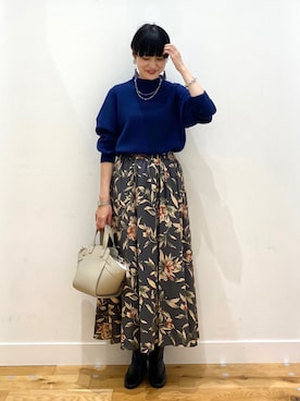 「URBAN RESEARCH DOORS（アーバンリサーチドアーズ）のレーヨン大花柄スカート（スカート）」を使った、秋山 里織さん（レディース・158cm）の秋コーディネート