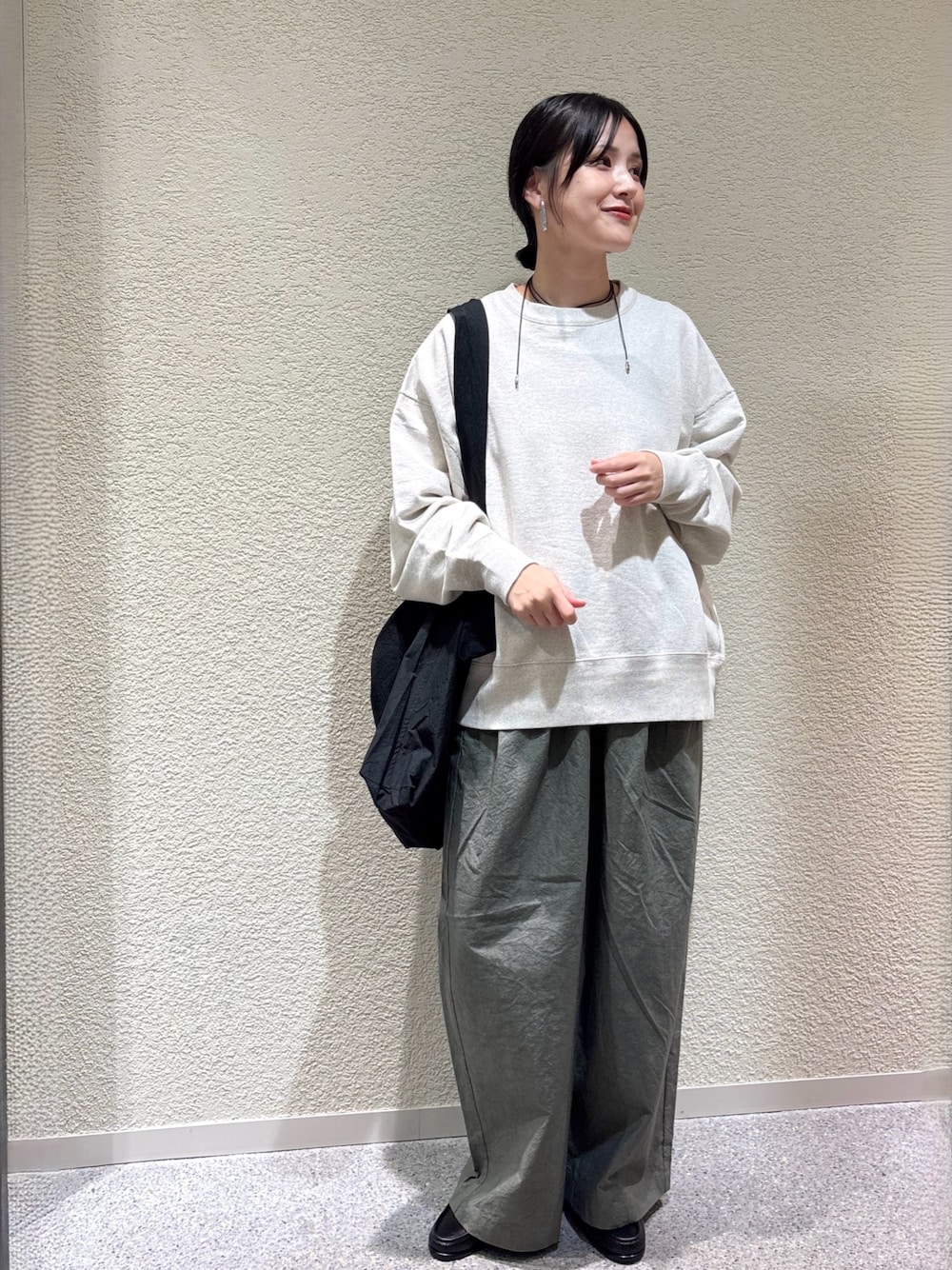 ベージュ系のスウェット、ベージュ系のスウェット、グリーン系のその他パンツを着用したレディースの秋コーディネートの1枚目の写真