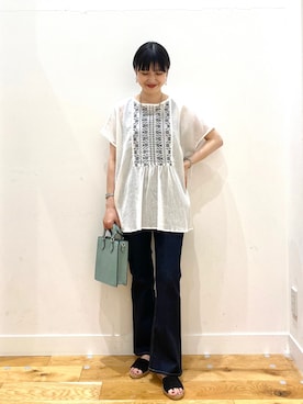 「URBAN RESEARCH DOORS（アーバンリサーチドアーズ）のフレアデニムパンツ（デニムパンツ）」を使った、秋山 里織さん（レディース・158cm）の夏コーディネート