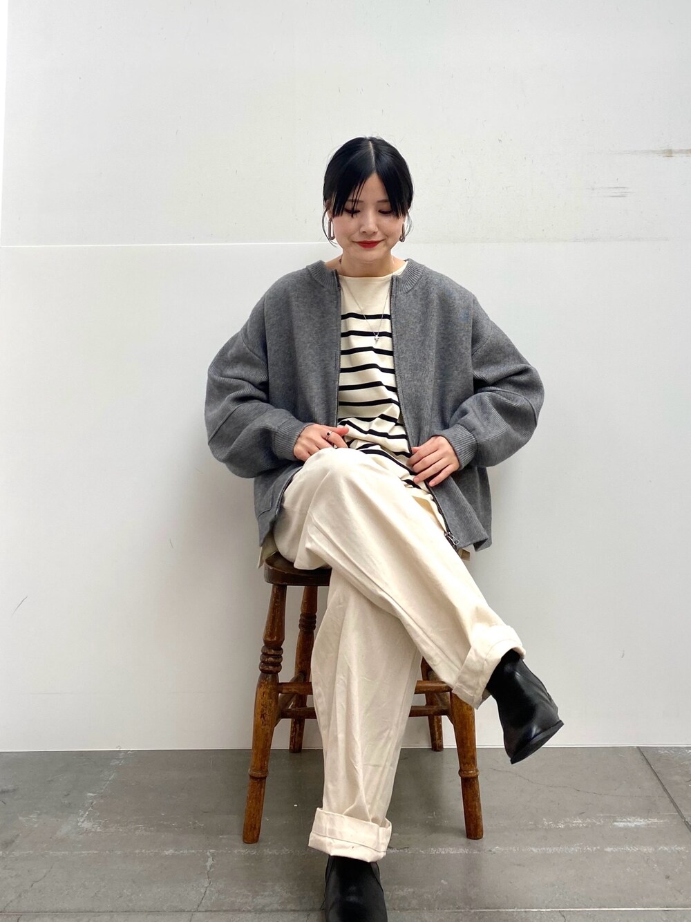 「きれいめカジュアル、休日スタイル、ニット、カーディガン、お出かけコーデ、ボーダー、ブーツ、デニム、おしゃれさんと繋がりたい、かぐれ、冬コーデ、URBAN RESEARCH DOORS」｜「URBAN RESEARCH DOORSのニットZIPブルゾン（ブルゾン、グレー系）」を使った、saoriさん（レディース・158cm）の秋コーディネートの1枚目の写真