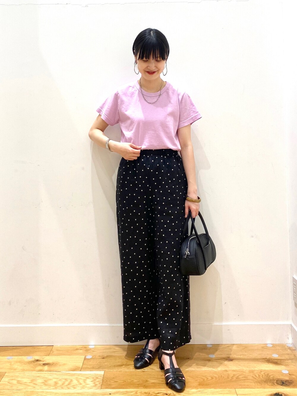 ブラック系のその他パンツ、ブラック系のショルダーバッグ、ブラック系のサンダルを着用したレディースの春コーディネートの1枚目の写真