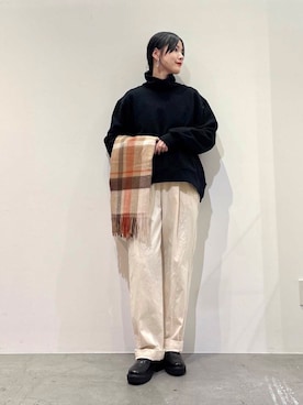 「URBAN RESEARCH ROSSO WOMEN（アーバンリサーチ　ロッソ）のアイテム（ストール/ショール）」を使った、秋山 里織さん（レディース・158cm）の冬コーディネート