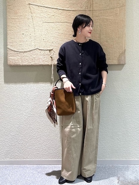 「アイテム（ハンドバッグ）」を使った、秋山 里織さん（レディース・158cm）の秋コーディネート