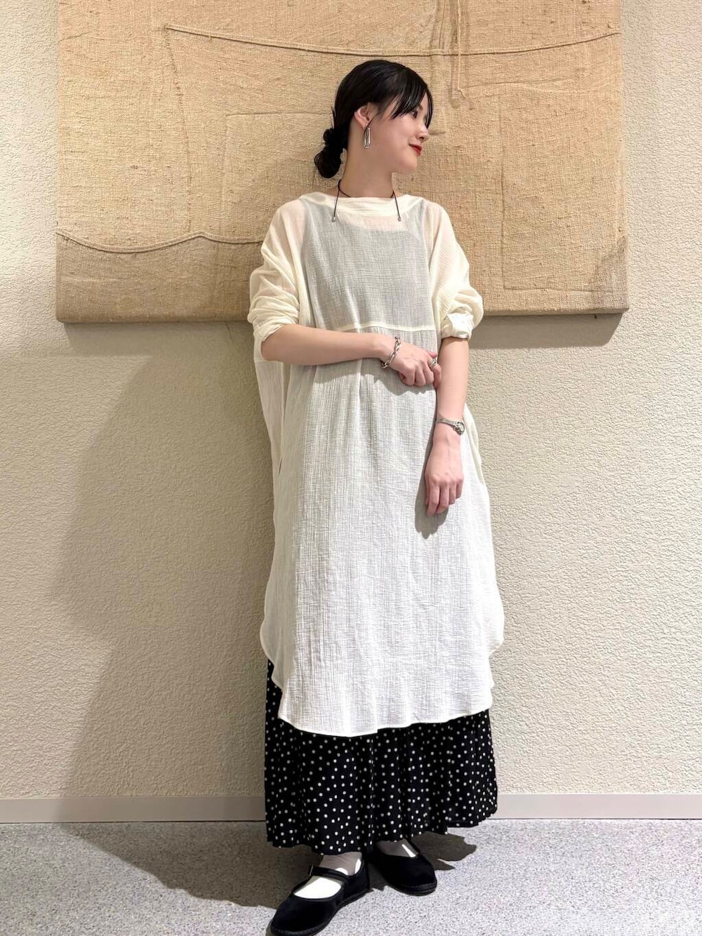 「大人カジュアル、デートコーデ、ママコーデ、きれいめカジュアル、シンプルコーデ、かぐれ、雨の日コーデ、newarrival、休日スタイル、30代、旅行コーデ、ブルベ夏、骨格ウェーブ、下半身太め、ウェーブ×ブルベ夏」｜「かぐれのドットギャザースカート（スカート、ブラック系）」を使った、saoriさん（レディース・158cm）の春コーディネートの1枚目の写真