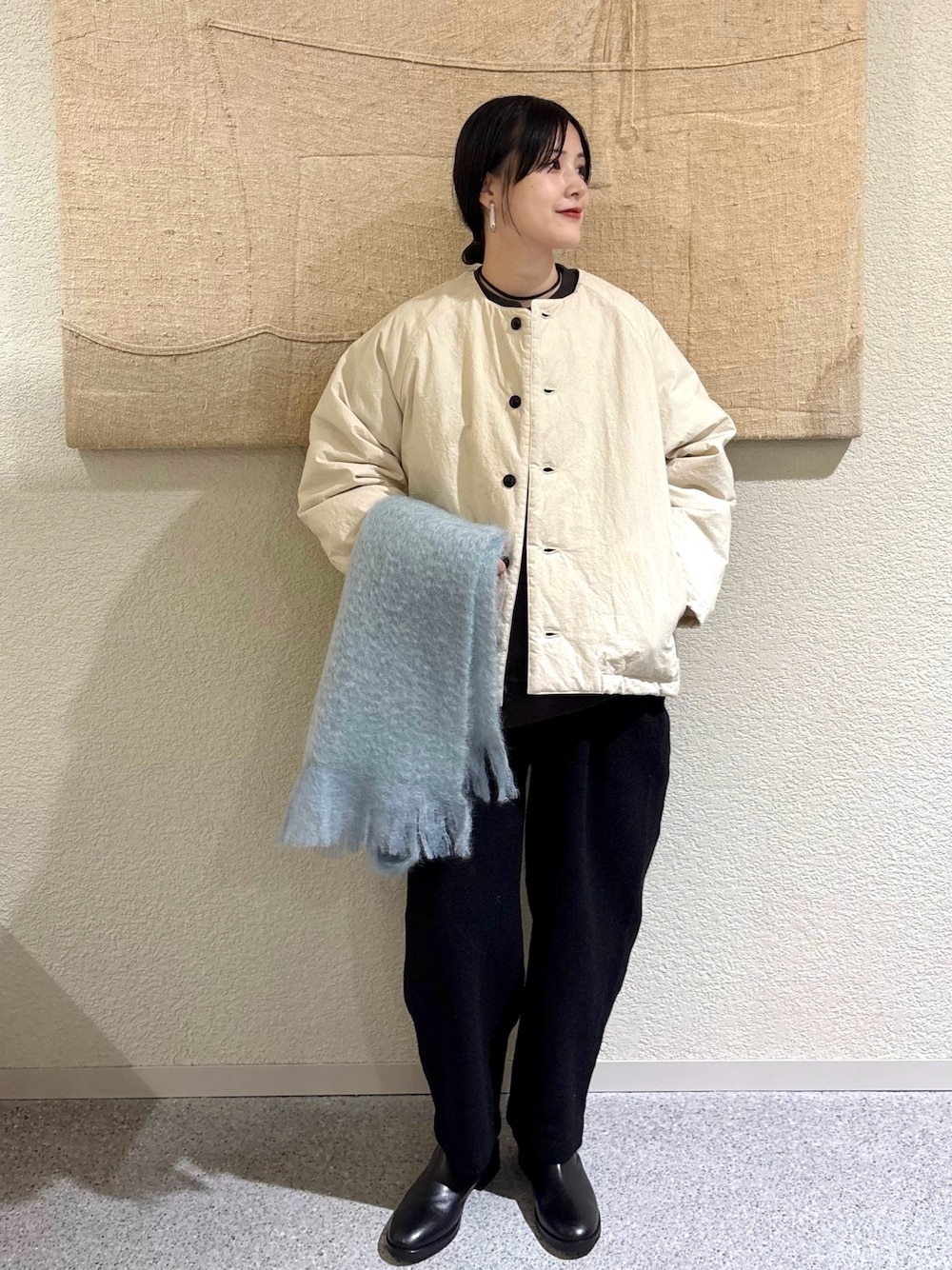 ホワイト系のダウンジャケット/コート、ホワイト系のダウンジャケット/コート、グレー系のスウェットを着用したレディースの冬コーディネートの1枚目の写真