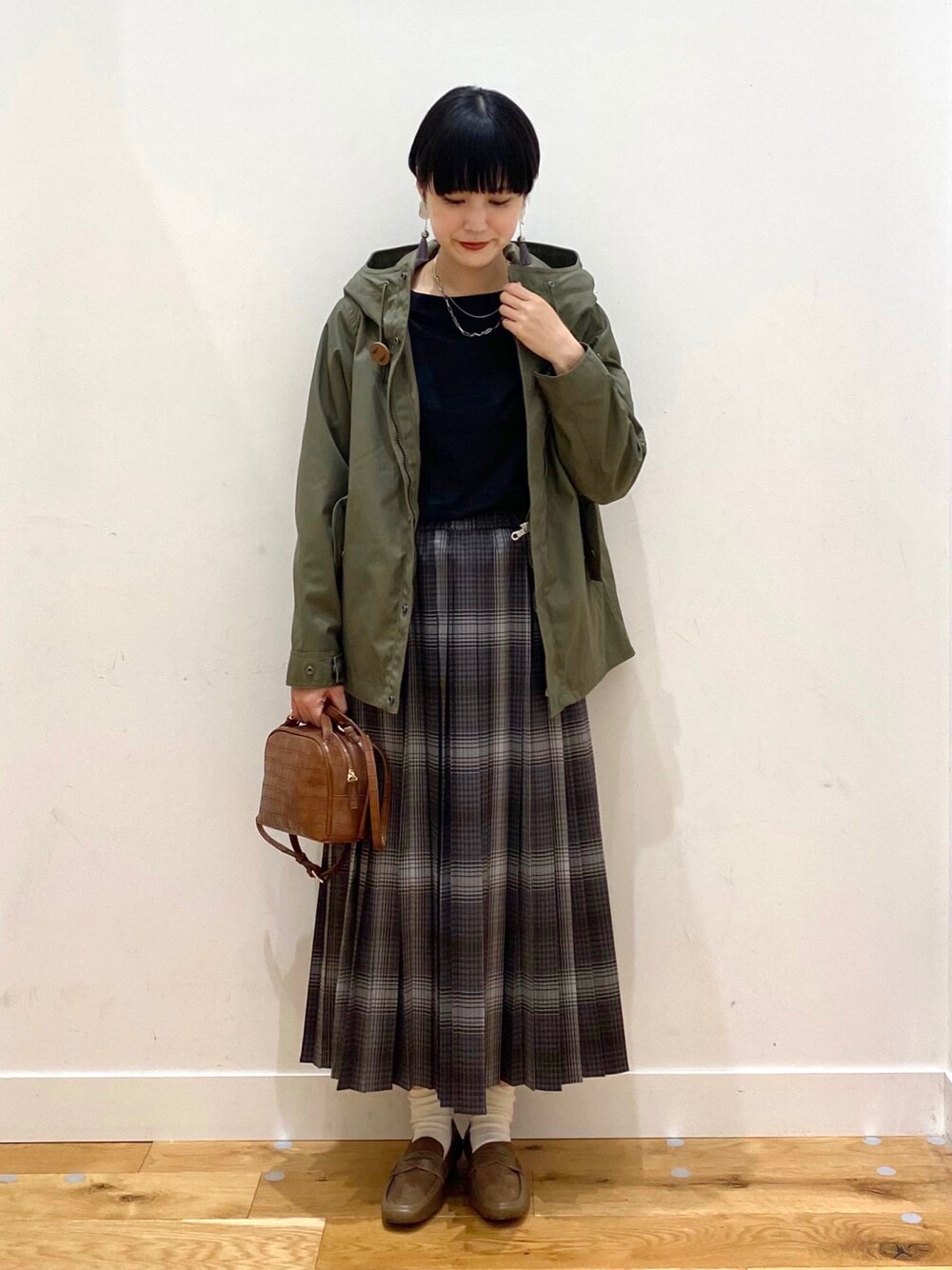 「チェック、ローファー、カーキ、休日スタイル、プリーツスカート、タックイン、きれいめカジュアル、URBAN RESEARCH DOORS、秋コーデ、URBAN RESEARCH DOORS WOMENS、チェック柄に恋してる、wearhalloween2021」｜「URBAN RESEARCH DOORSのダウンライナーマウンテンパーカー（マウンテンパーカー、グリーン系）」を使った、saoriさん（レディース・158cm）の秋コーディネートの1枚目の写真