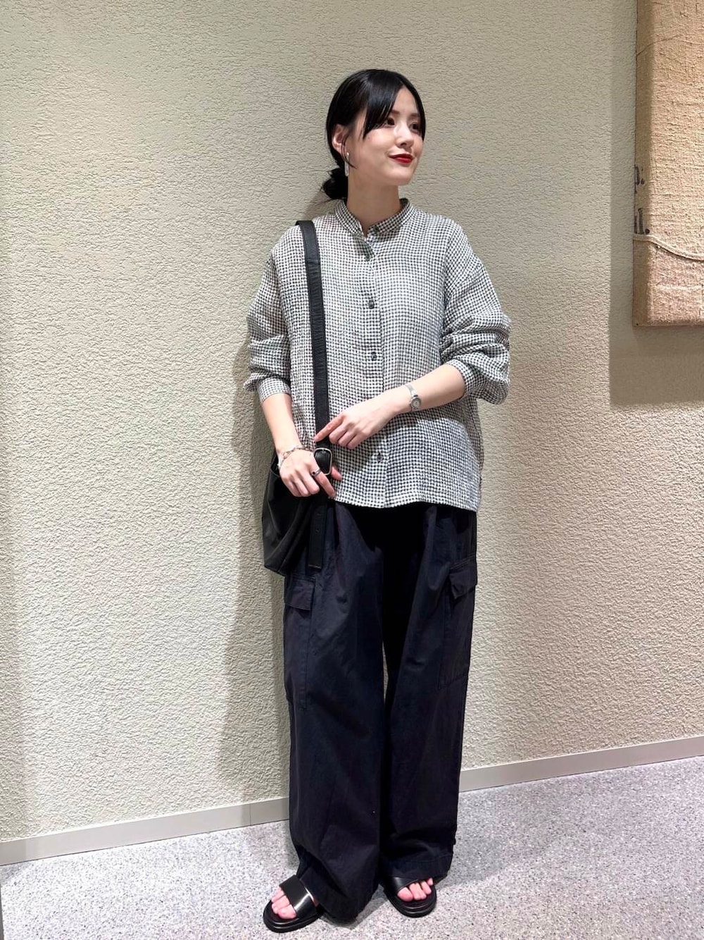 ブラック系のその他パンツ、ホワイト系のシャツ/ブラウスを着用したレディースの春コーディネートの1枚目の写真