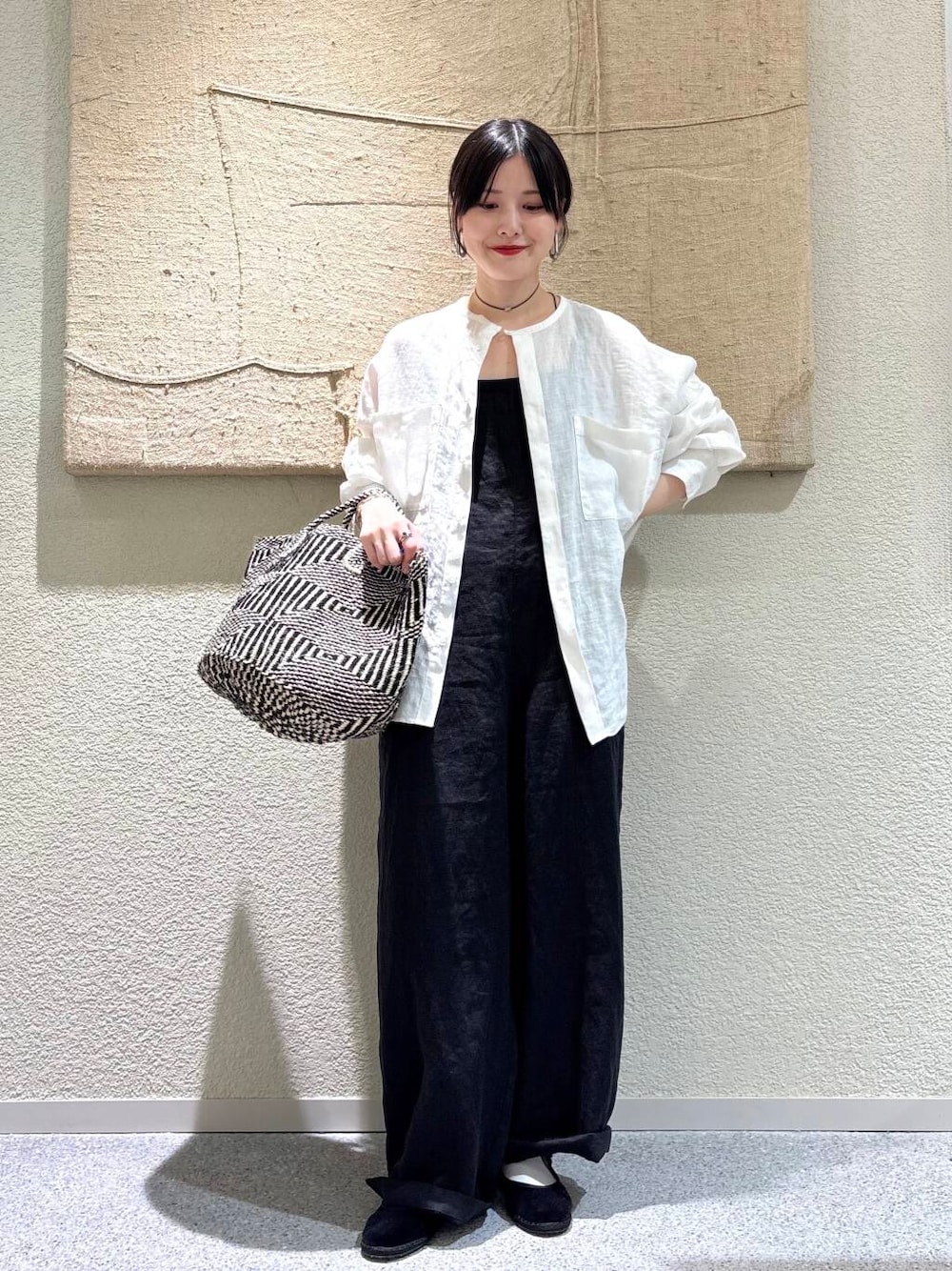 「大人カジュアル、デートコーデ、ママコーデ、きれいめカジュアル、シンプルコーデ、かぐれ、雨の日コーデ、newarrival、休日スタイル、30代、旅行コーデ、ブルベ夏、骨格ウェーブ、下半身太め、ウェーブ×ブルベ夏」｜「かぐれのリネンWポケットワイドシャツ（シャツ/ブラウス、ホワイト系）」を使った、saoriさん（レディース・158cm）の春コーディネートの1枚目の写真