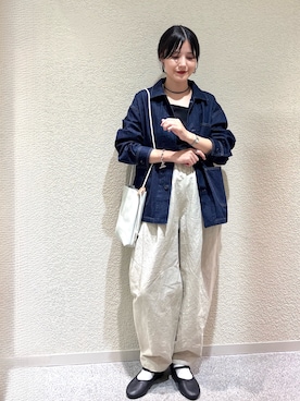 「アイテム（カバーオール）」を使った、秋山 里織さん（レディース・158cm）の秋コーディネート