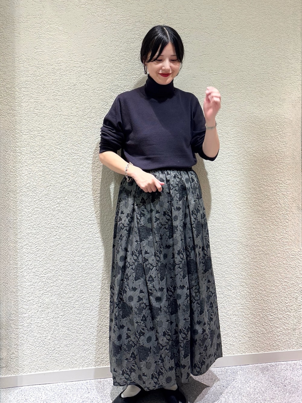 グレー系のニット/セーター、その他のスカート、グレー系のスカートを着用したレディースの秋コーディネートの1枚目の写真