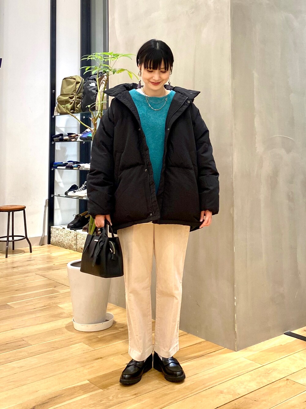 「きれいめカジュアル、休日スタイル、シンプルコーデ、大人カジュアル、冬コーデ、服とコスメでなりたい自分に、マイベストコーデ2022、クリスマスに着たい服、ニット、レイヤードスタイル、ダウンジャケット、コーデュロイ、韓国ファッション、URBAN RESEARCH DOORS、URBAN RESEARCH DOORS WOMENS」｜「URBAN RESEARCH DOORSのダウンミドルジャケット（ダウンジャケット/コート、ブラック系）」を使った、saoriさん（レディース・158cm）の冬コーディネートの1枚目の写真
