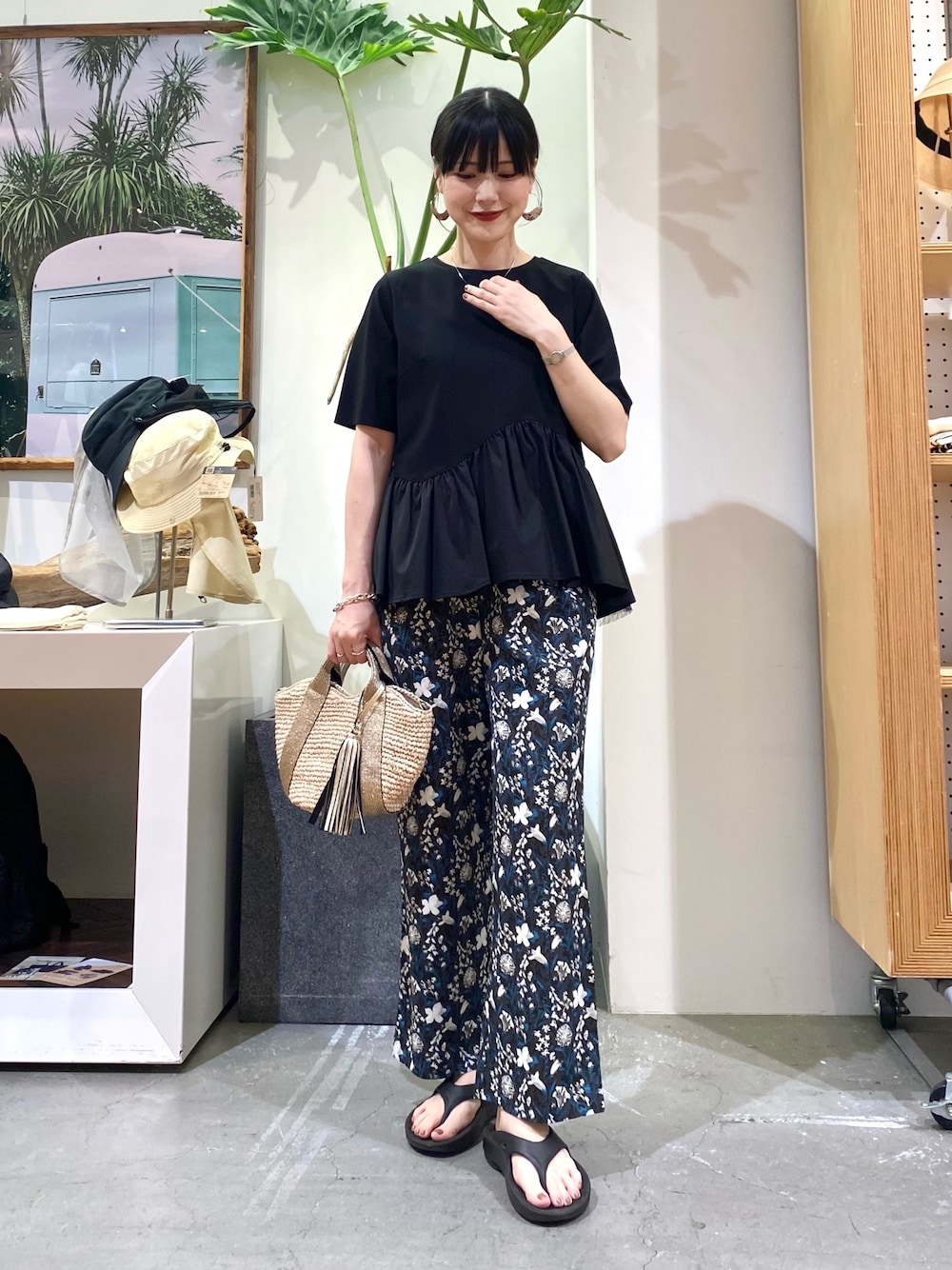 ブラック系のTシャツ/カットソー、ブルー系のその他パンツ、ゴールド系のかごバッグを着用したレディースの夏コーディネートの1枚目の写真