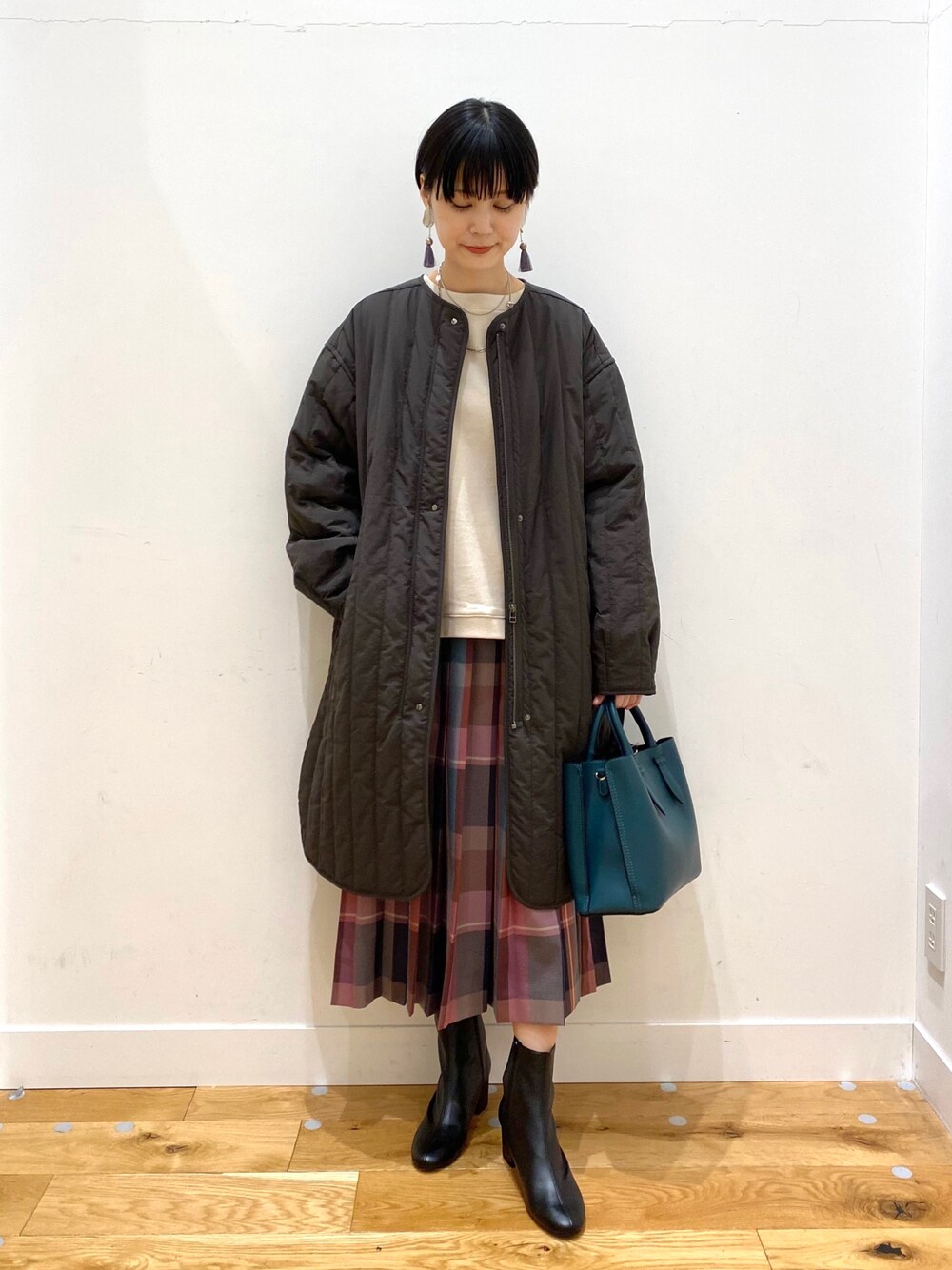 「クリスマスに着たい服、冬コーデ、あったかコーデ、シンプルコーデ、きれいめカジュアル、チェック柄に恋してる、ブーツ、ロングコート、マイベストコーデ2021、おしゃれさんと繋がりたい、URBAN RESEARCH DOORS、URBAN RESEARCH DOORS WOMENS」｜「URBAN RESEARCH DOORSのキルトノーカラーライトコート（ダウンジャケット/コート、グレー系）」を使った、saoriさん（レディース・158cm）の冬コーディネートの1枚目の写真