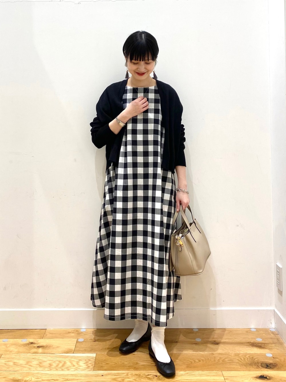「きれいめカジュアル、休日スタイル、はじめましてコーデ、シンプルコーデ、ロングワンピース、カーディガン、春ニット、バレエシューズ、おしゃれさんと繋がりたい、ギンガムチェック、URBAN RESEARCH DOORS、URBAN RESEARCH DOORS WOMENS」｜「FORK&SPOONのFORK&SPOON　2WAYニットボレロ（カーディガン/ボレロ、ブラック系）」を使った、saoriさん（レディース・158cm）の春コーディネートの1枚目の写真