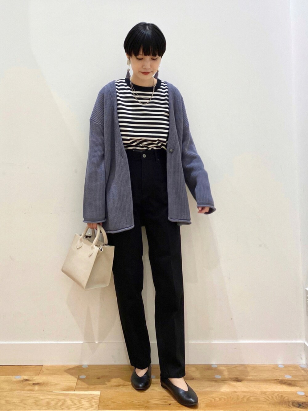 ブルー系のカーディガン/ボレロ、ブラック系のTシャツ/カットソー、ブラック系のデニムパンツを着用したレディースの秋コーディネートの1枚目の写真