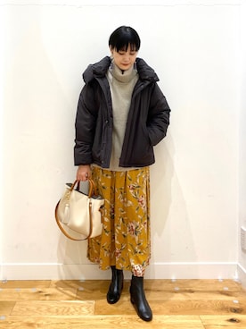 「URBAN RESEARCH DOORS（アーバンリサーチドアーズ）のレーヨン大花柄スカート（スカート）」を使った、秋山 里織さん（レディース・158cm）の秋コーディネート