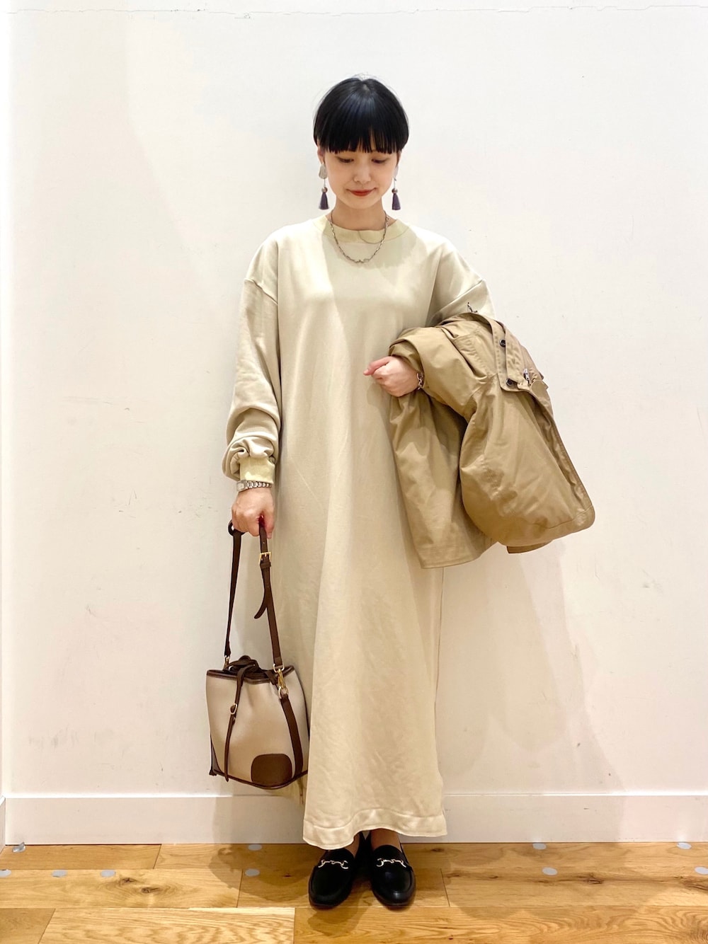 「スウェット、ワントーンコーデ、ベージュ、ローファー、休日スタイル、きれいめカジュアル、ロングワンピース、URBAN RESEARCH DOORS、秋コーデ、URBAN RESEARCH DOORS WOMENS、おしゃれさんと繋がりたい、ボリューム袖、wearhalloween2021」｜「EKALのEKAL　レイクショアスウェットワンピース（ワンピース、ベージュ系）」を使った、saoriさん（レディース・158cm）の秋コーディネートの1枚目の写真
